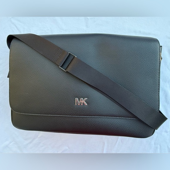 NWT Michael Kors Quilted Interior Leather Messenger Bag with Black Accents - Picture 6 of 15